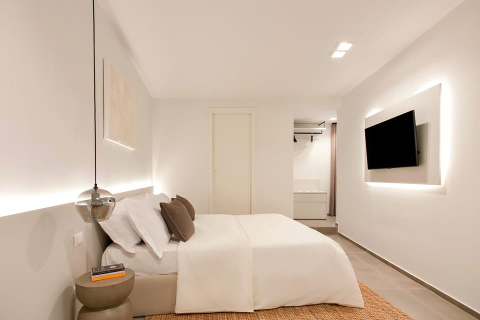 Bed, TV and multimedia, Photo of the whole room, Bedroom