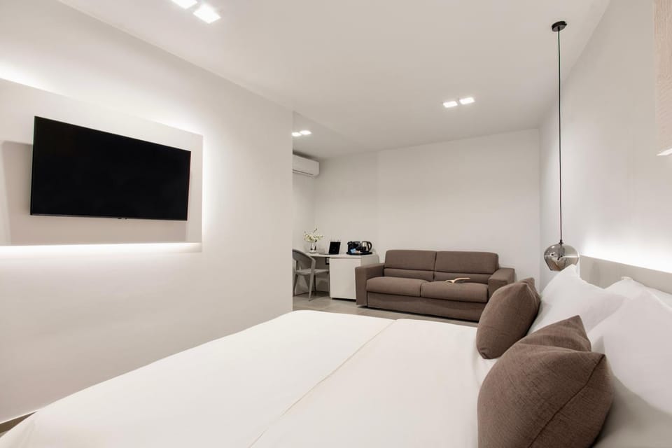 TV and multimedia, Photo of the whole room, Seating area, Bedroom, air conditioner