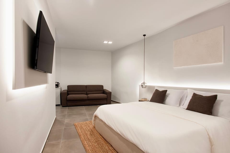 Bed, TV and multimedia, Photo of the whole room, Bedroom