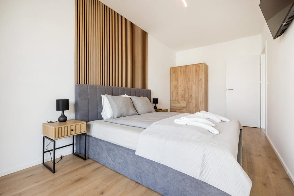 Bed, TV and multimedia, Bedroom