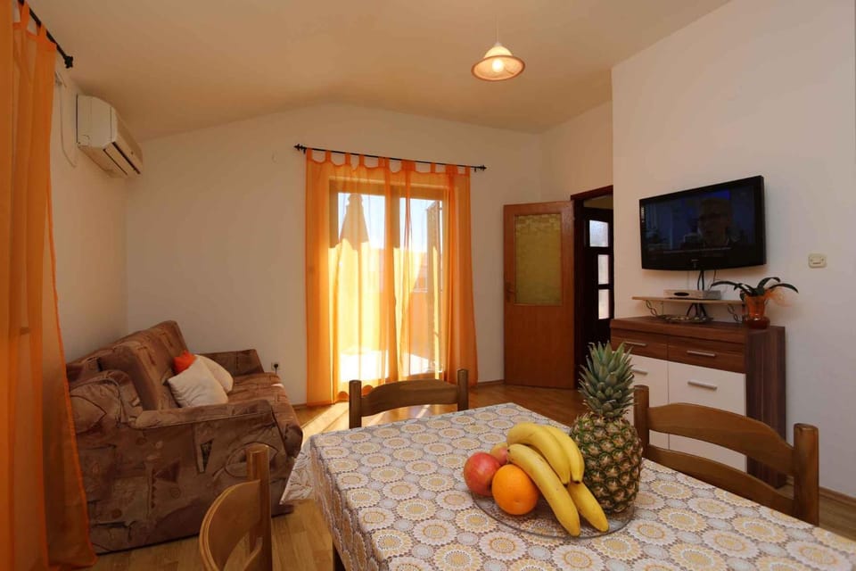 TV and multimedia, Living room, Seating area, Dining area, air conditioner