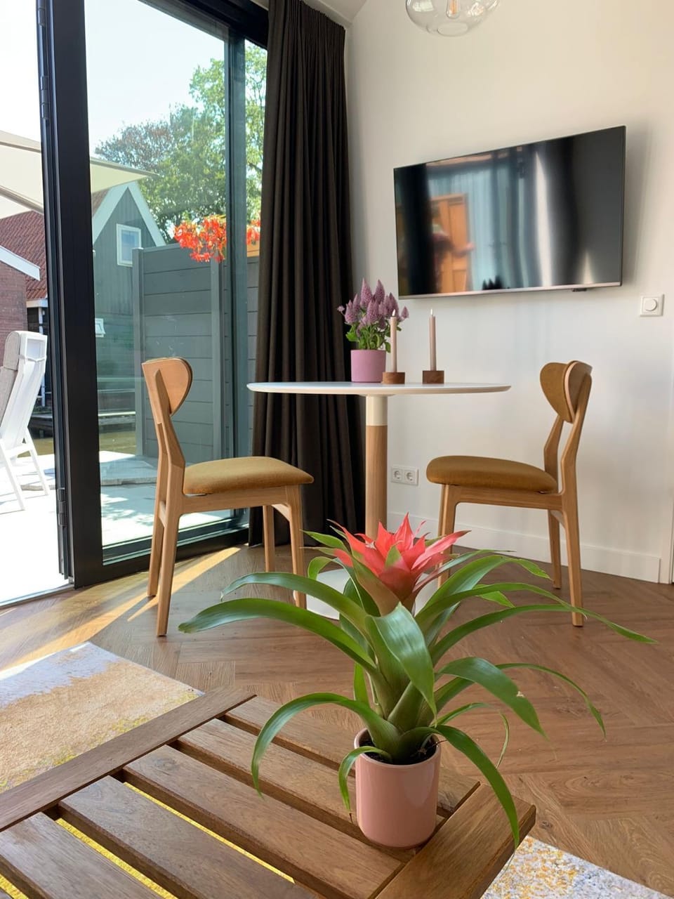 TV and multimedia, Living room, Seating area, Dining area