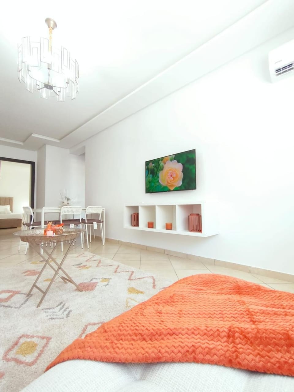 TV and multimedia, Living room, Photo of the whole room, Dining area, air conditioner