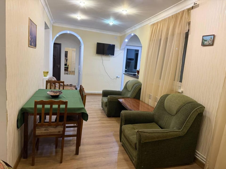 TV and multimedia, Living room, Seating area, Dining area
