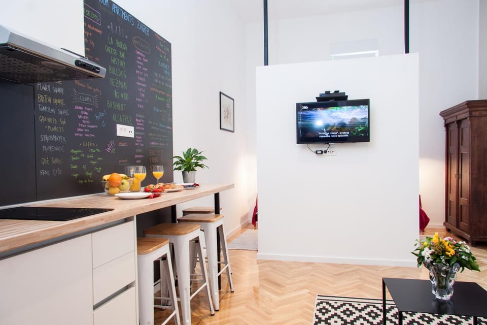 Kitchen or kitchenette, Dining area, oven