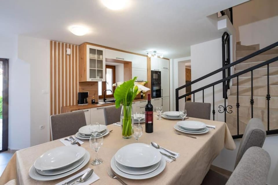 Seating area, Dining area