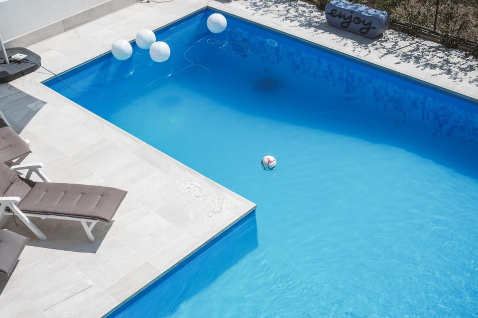 Swimming pool, sunbed