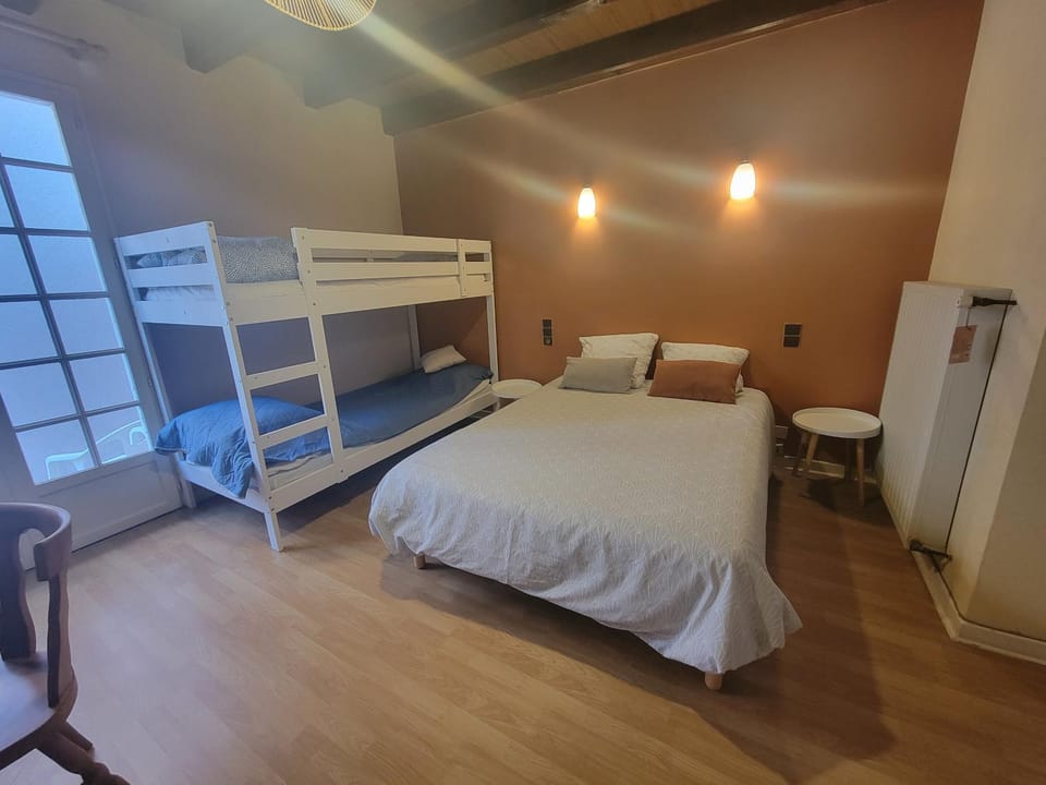 Bed, Photo of the whole room, bunk bed