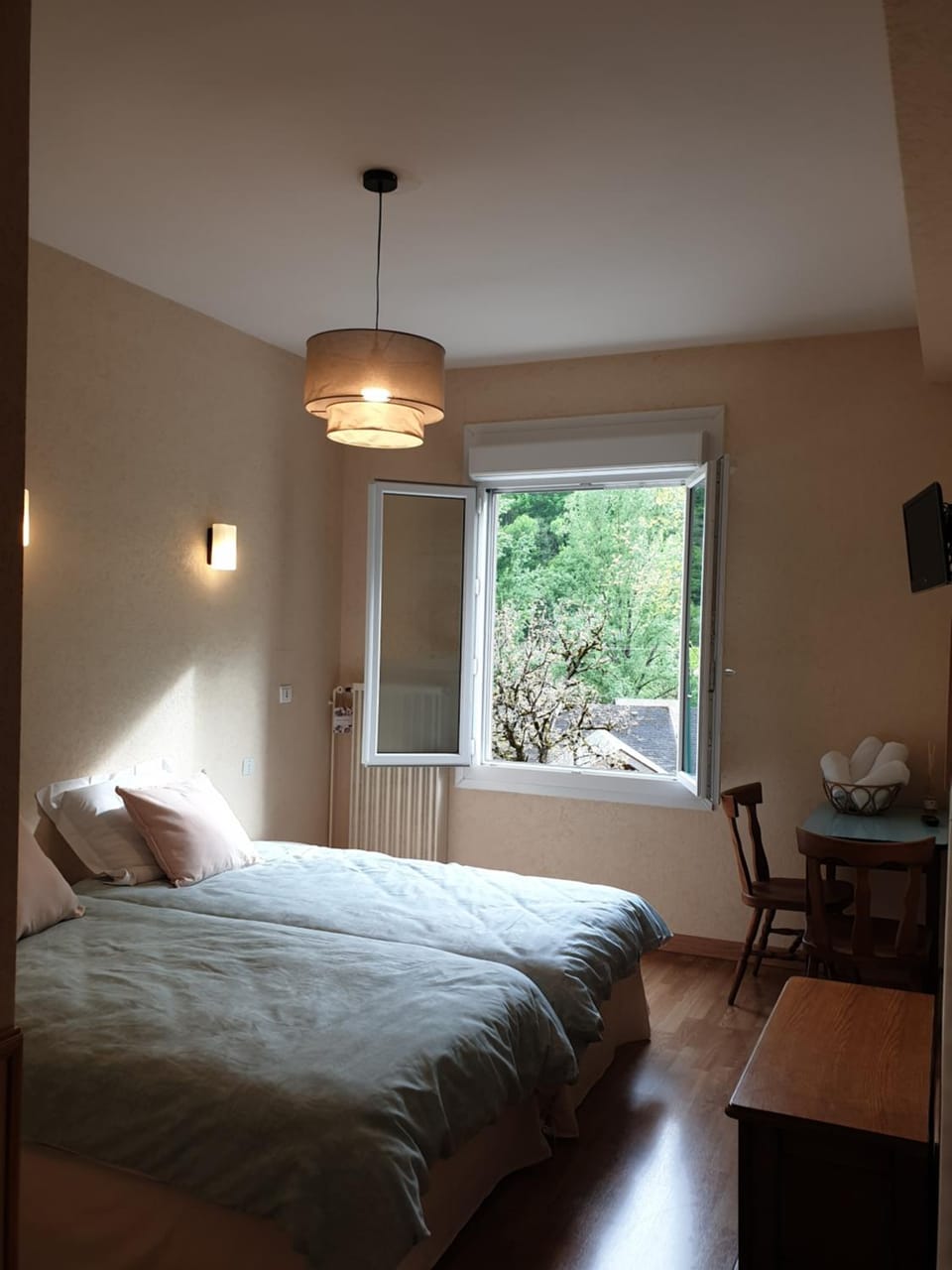 Bed, Photo of the whole room