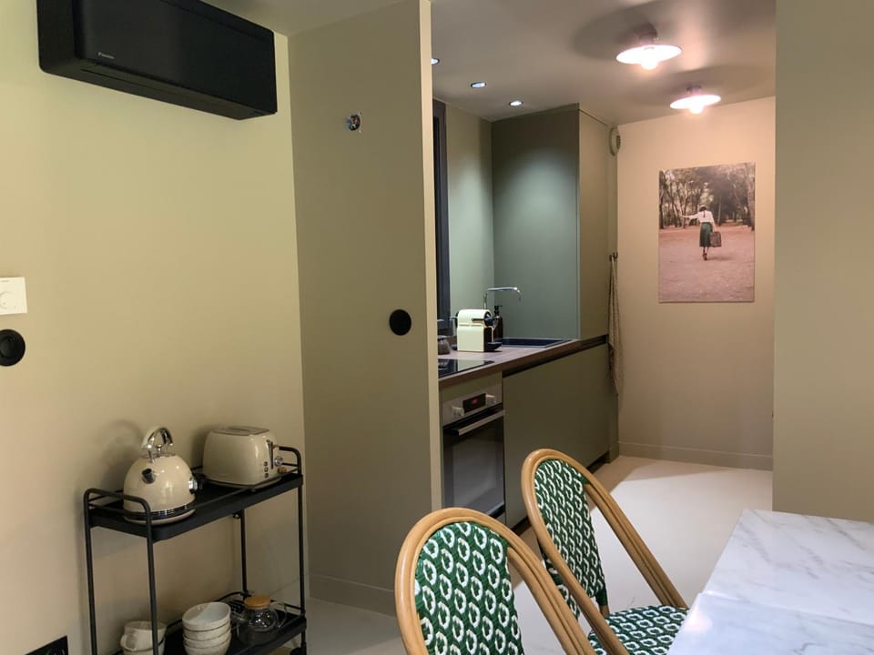 Kitchen or kitchenette, Dining area