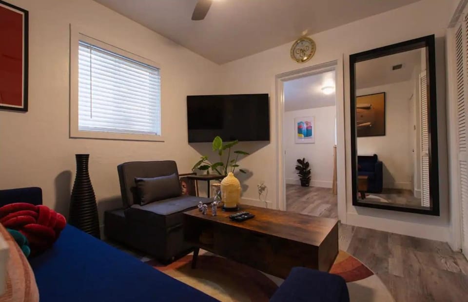 Communal lounge/ TV room, TV and multimedia, Living room, Seating area, Evening entertainment