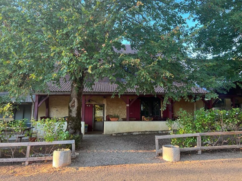 N7 Emplacement tente van camping-car Campground/ 
RV Resort in Occitanie