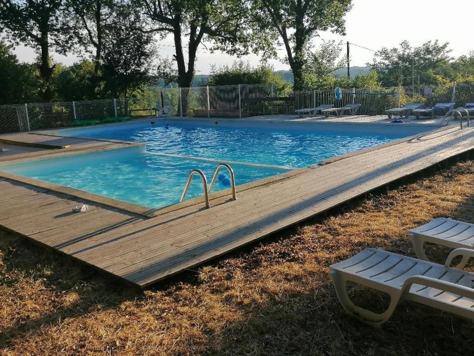 N7 Emplacement tente van camping-car Campground/ 
RV Resort in Occitanie