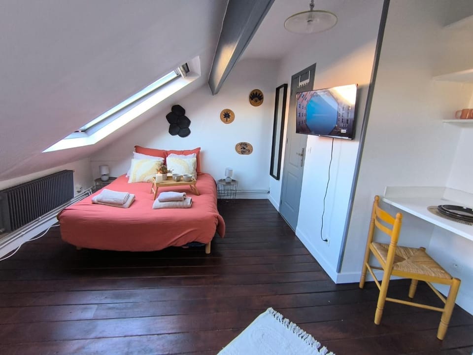 Bed, Bedroom, towels