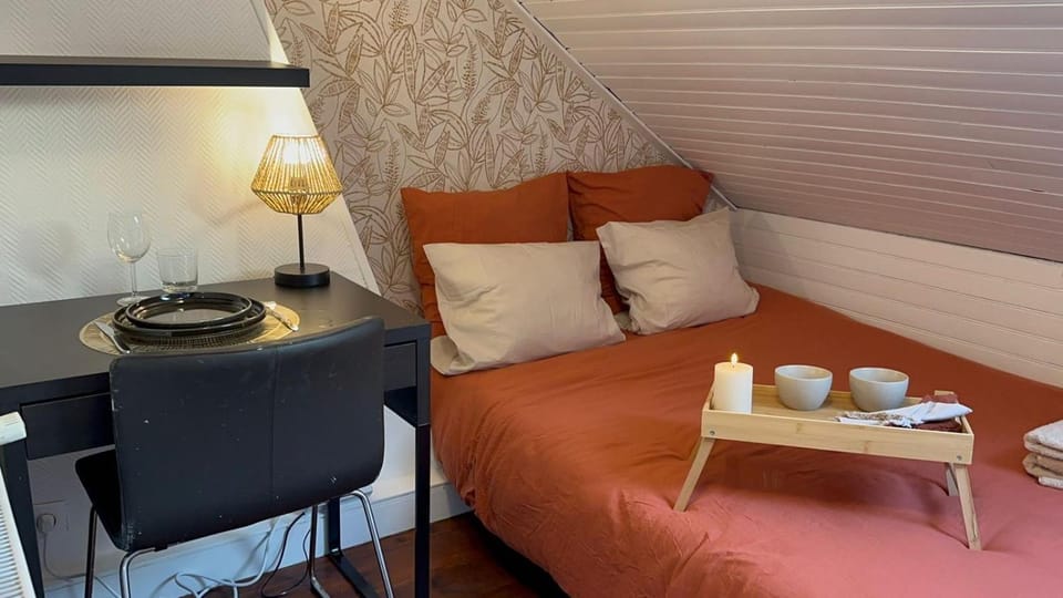 Bed, Dining area