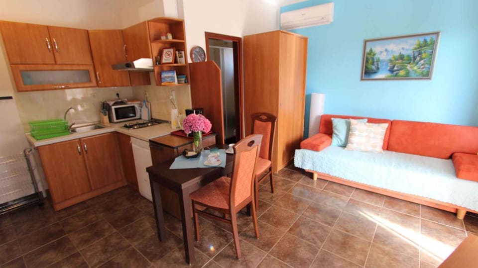 Kitchen or kitchenette, Living room, Seating area, Dining area, microwave, air conditioner