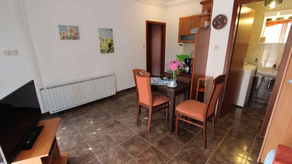 TV and multimedia, Coffee/tea facilities, Kitchen or kitchenette, Living room, Dining area