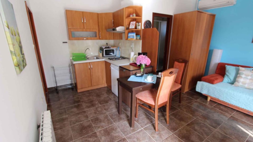 Kitchen or kitchenette, Living room, Seating area, Dining area, microwave, air conditioner