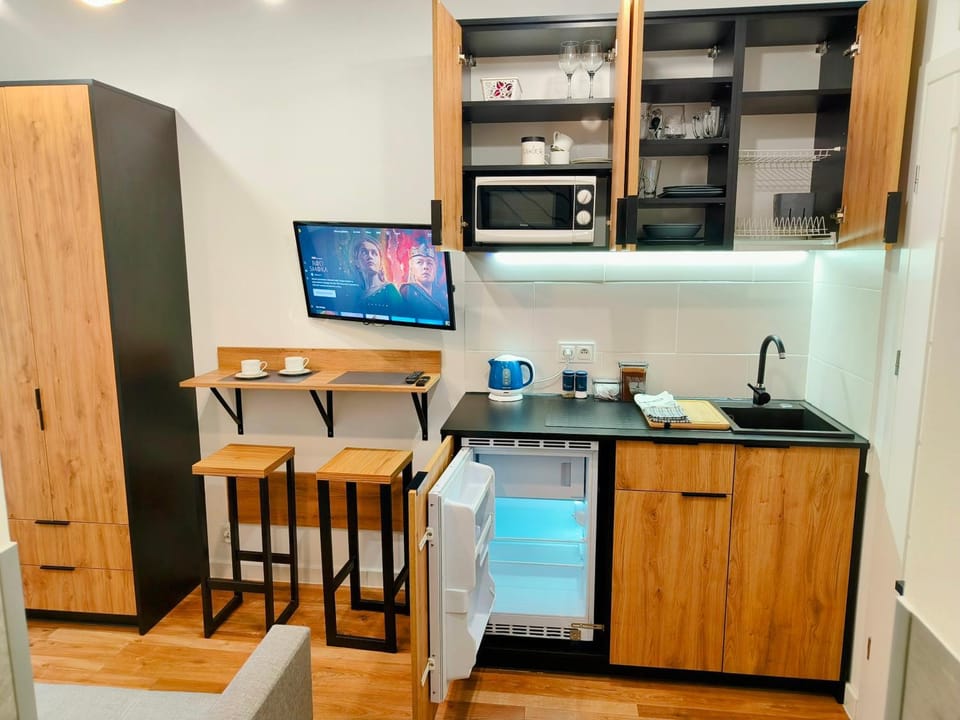 TV and multimedia, Kitchen or kitchenette, Dining area, oven, stove