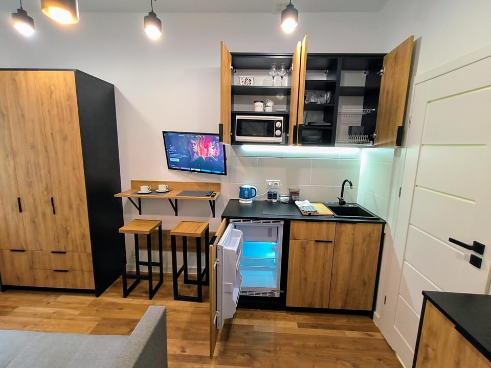 TV and multimedia, Coffee/tea facilities, Kitchen or kitchenette, Dining area, oven, stove, wardrobe