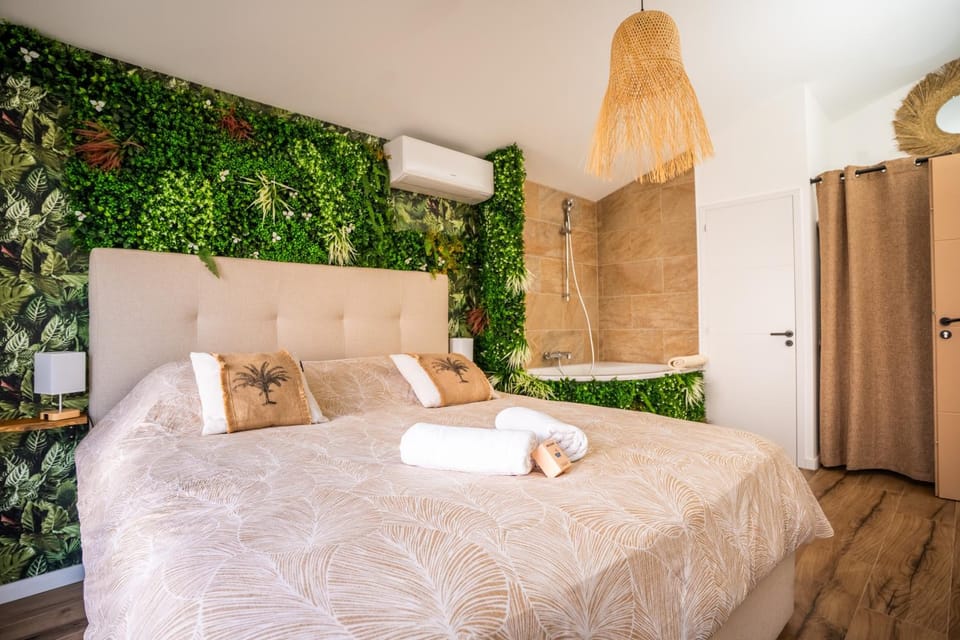 Bed, Photo of the whole room