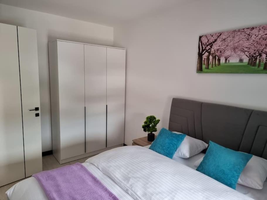Photo of the whole room, Bedroom, wardrobe