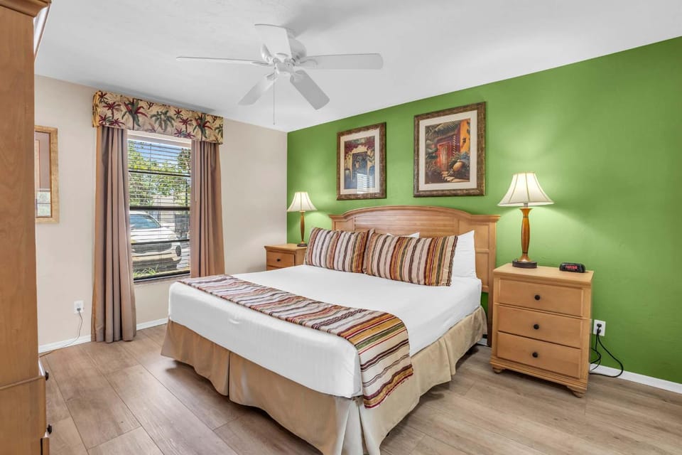 First Floor With Lake Views House in Naples