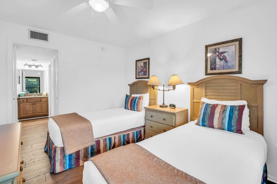 Deluxe Condo with Lake Views House in Naples