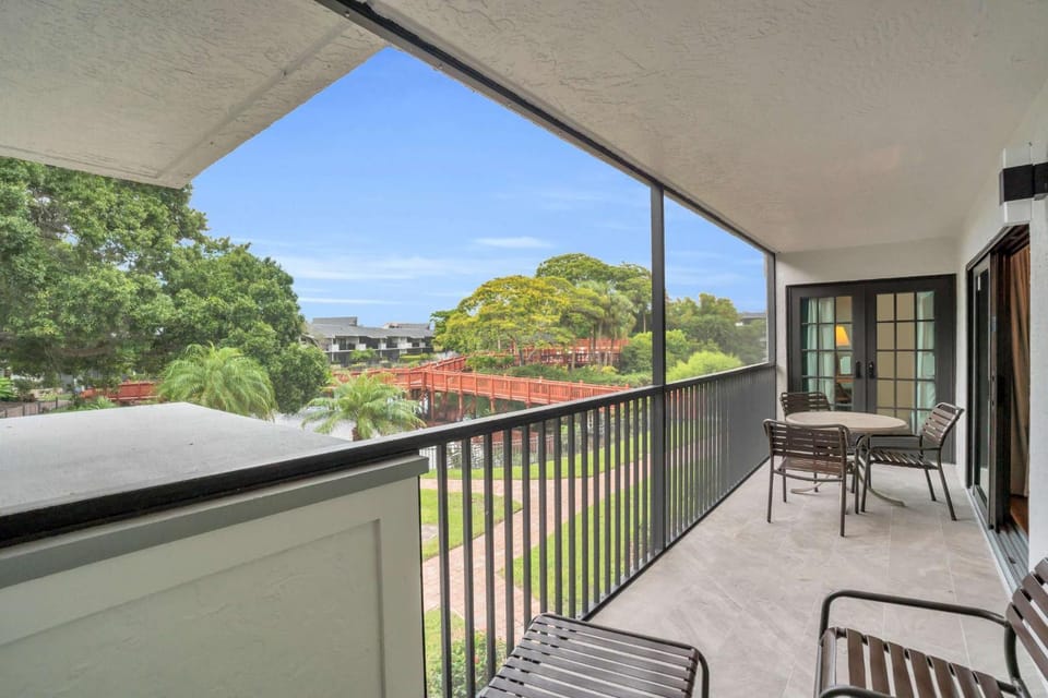 Deluxe Condo with Lake Views House in Naples