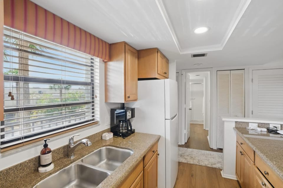Deluxe Condo with Lake Views House in Naples