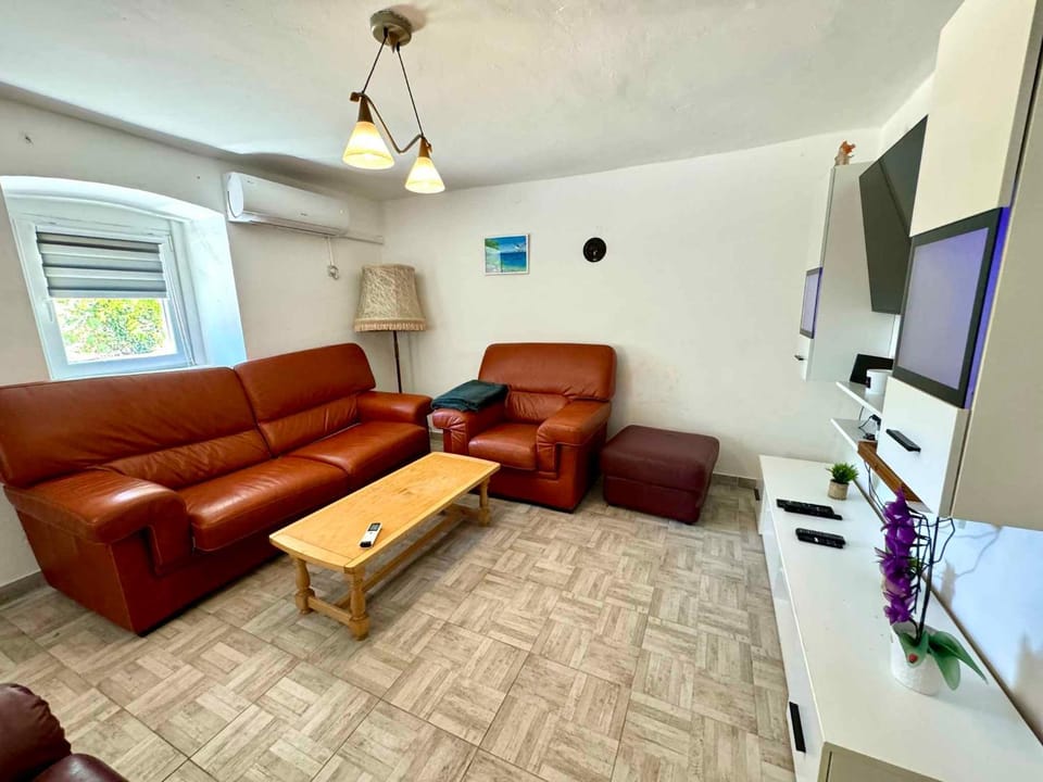 TV and multimedia, Living room, Seating area, air conditioner