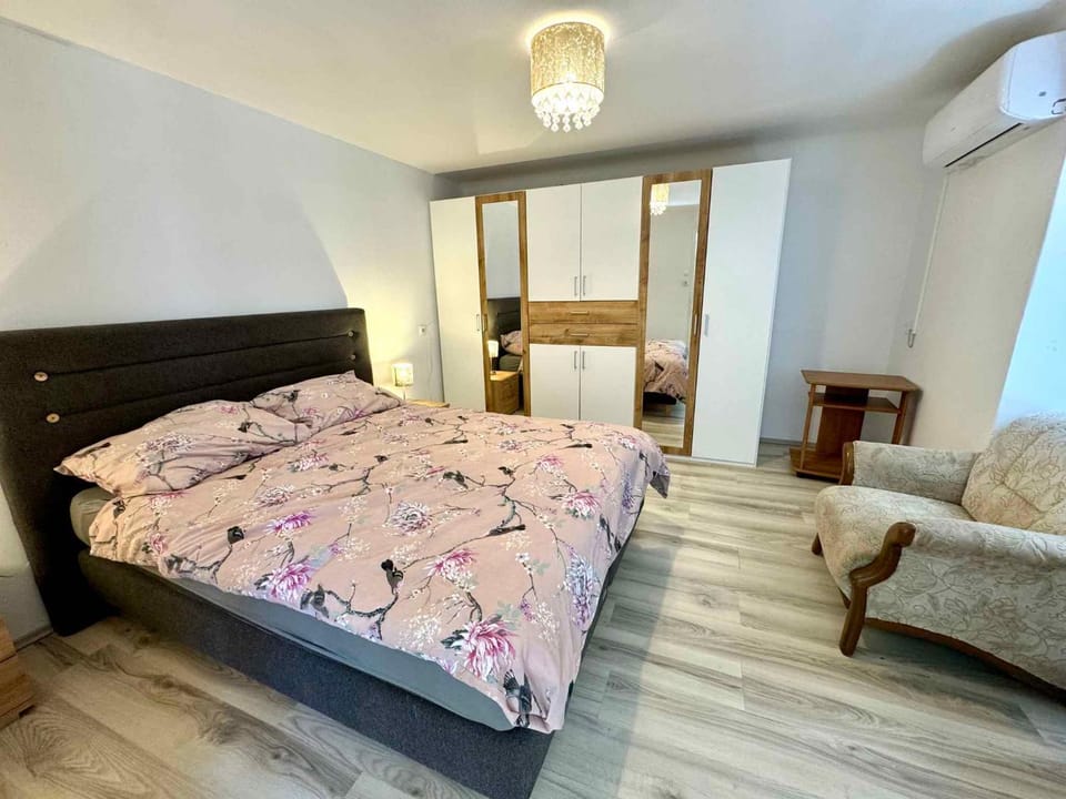 Seating area, Bedroom, air conditioner
