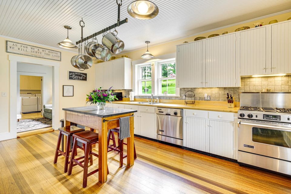Idyllic Vermont Farmhouse: Mtn Views on 200 Acres! House in Vermont