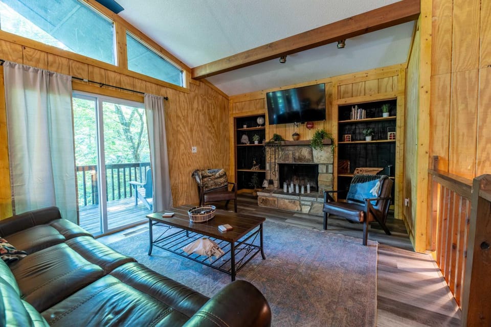 4BR Gatlinburg Cabin with Hot Tub & Fireplace Cabin in Pittman Center