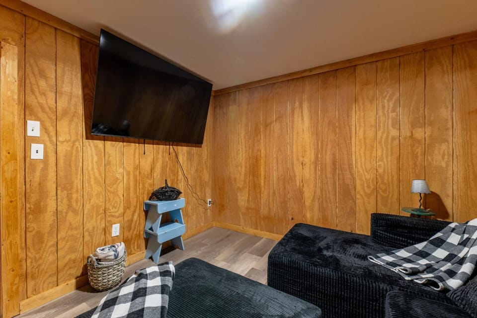 Communal lounge/ TV room, TV and multimedia, Seating area, Evening entertainment, Evening entertainment