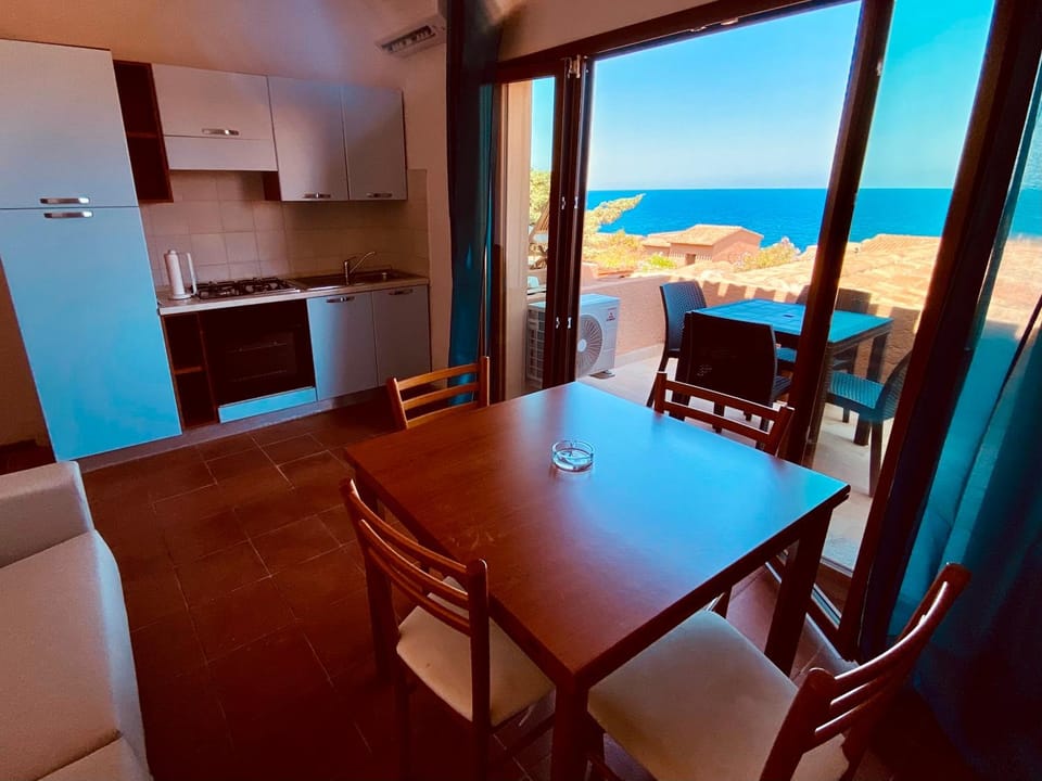 Balcony/Terrace, Living room, Dining area, Sea view, oven, stove