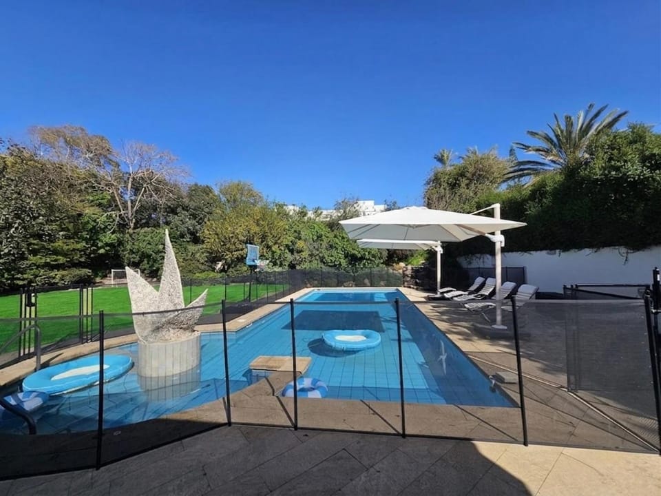 Luxury Villa with Private Pool,Minutes to Beach! Villa in Haifa District