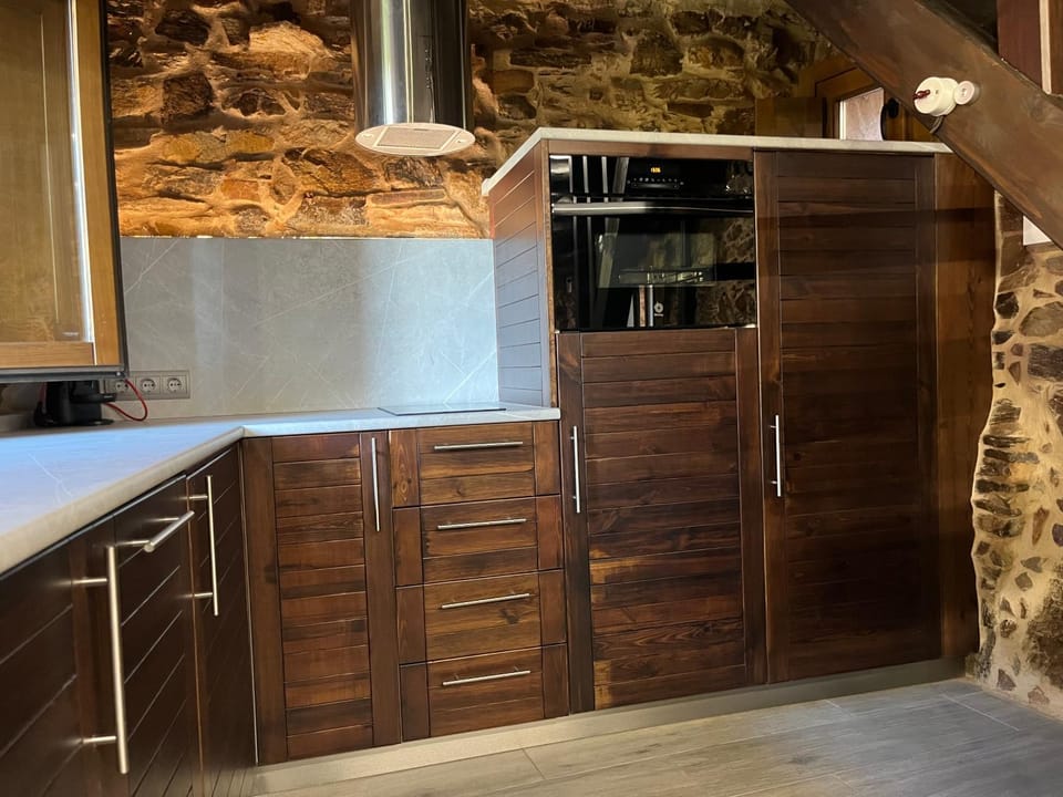 Kitchen or kitchenette, oven, wardrobe