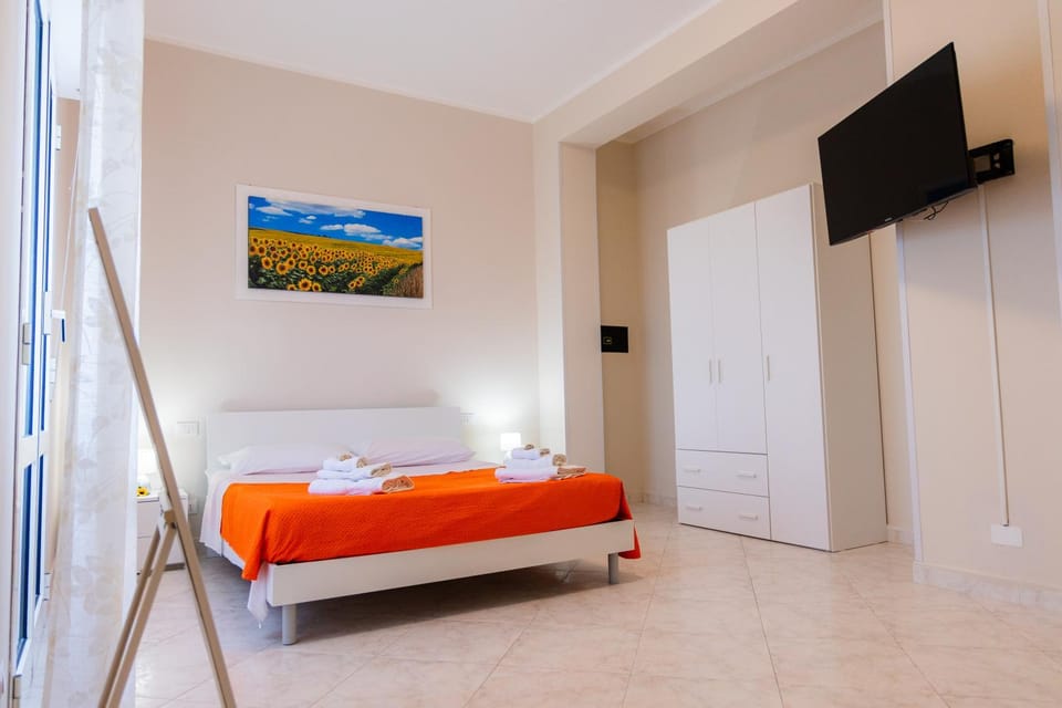 TV and multimedia, Photo of the whole room, Bedroom, safe, towels
