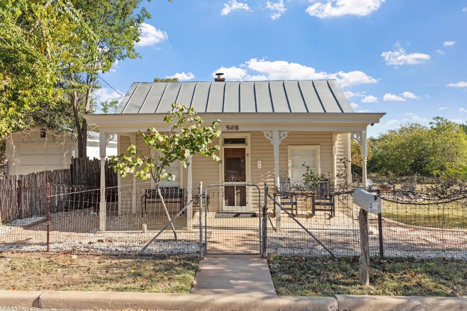 Calmbach Cottage House in Fredericksburg