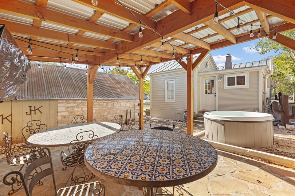 Calmbach Cottage House in Fredericksburg