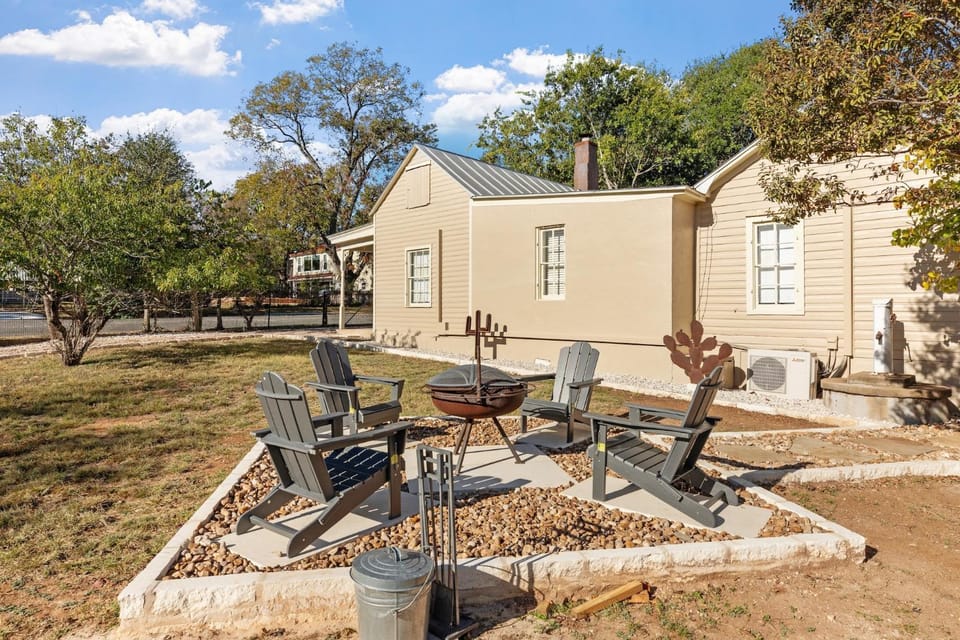 Calmbach Cottage House in Fredericksburg