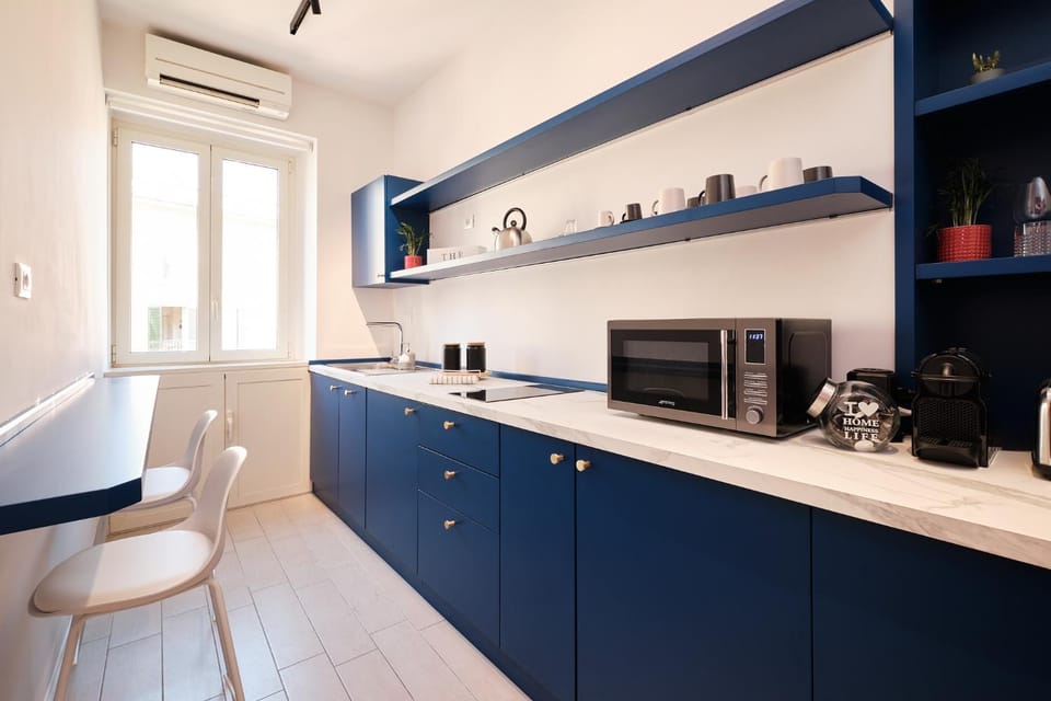 Coffee/tea facilities, Kitchen or kitchenette, Dining area, stove, toaster