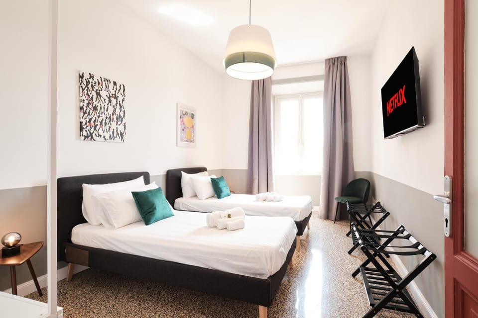 Bed, TV and multimedia, Photo of the whole room, Bedroom, towels