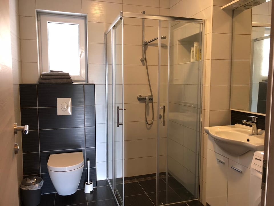 Shower, Toilet, Bathroom, towels