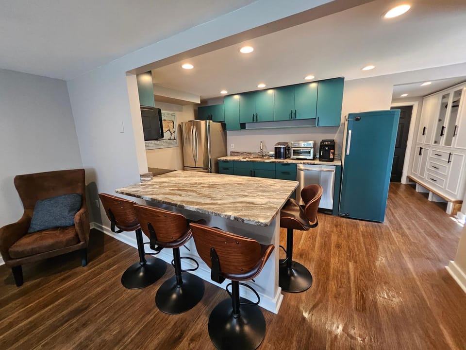 Middletown Modern Townhouse w/Private Fenced Yard - RIBryan Properties Apartment in Middletown