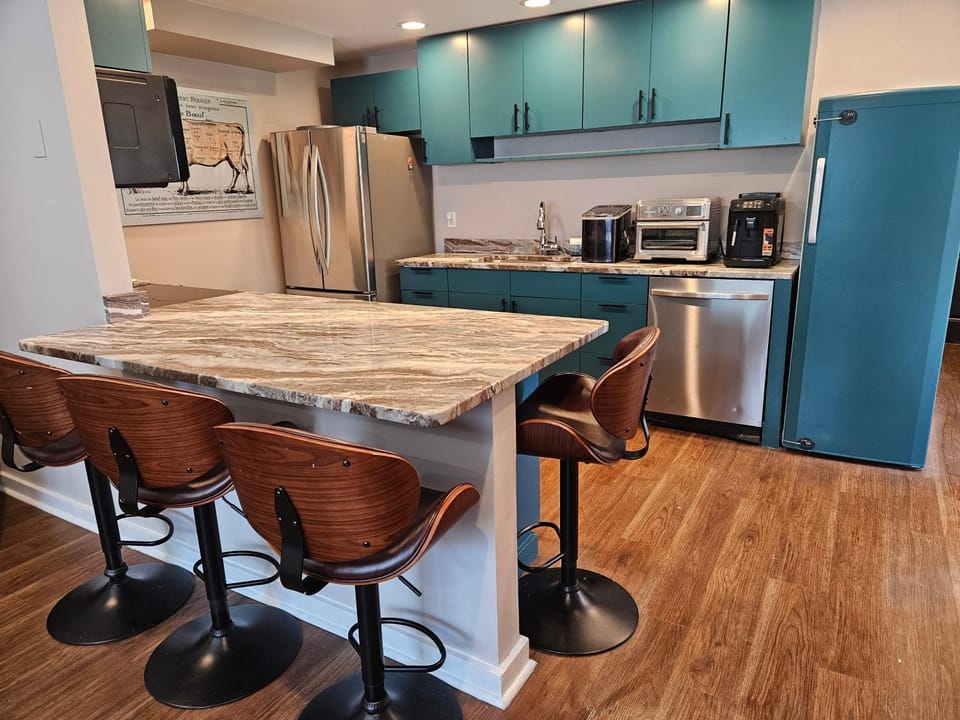 Middletown Modern Townhouse w/Private Fenced Yard - RIBryan Properties Apartment in Middletown