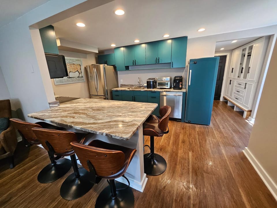Middletown Modern Townhouse w/Private Fenced Yard - RIBryan Properties Apartment in Middletown