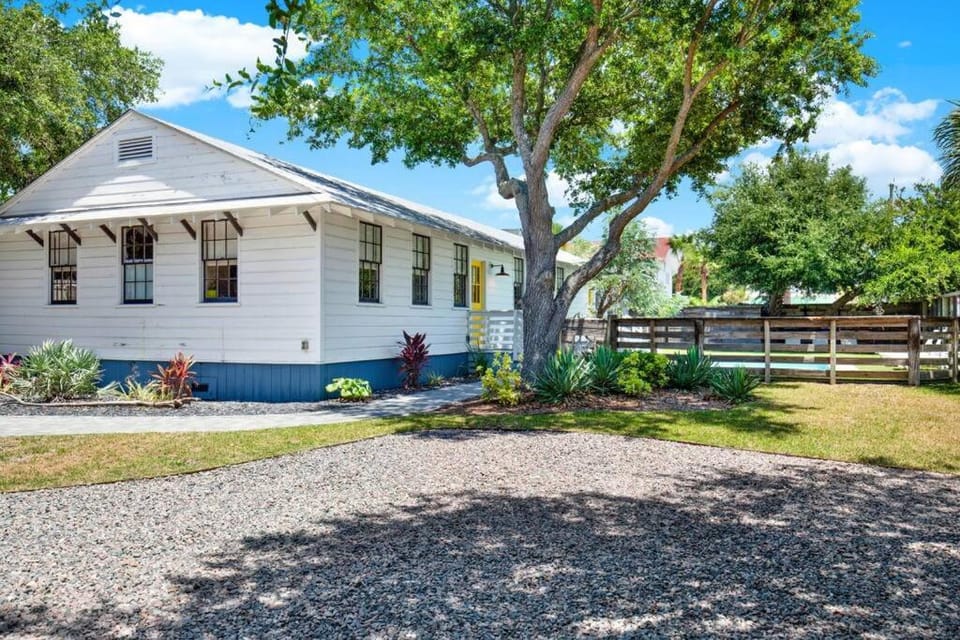5 Bed 3 Ba Beach House w Private Pool Apartment in Tybee Island
