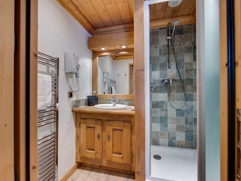 Chalet spacieux à La Rosière avec hammam et jacuzzi pour 15 personnes - FR-1-690-25 Chalet in Montvalezan